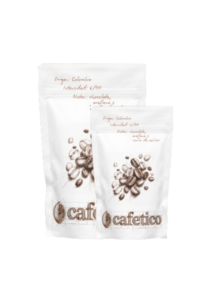 Dos bolsas blancas de café Cafetico de Colombia con ilustraciones de granos dibujados a mano y notas de chocolate, avellana y caña de azúcar