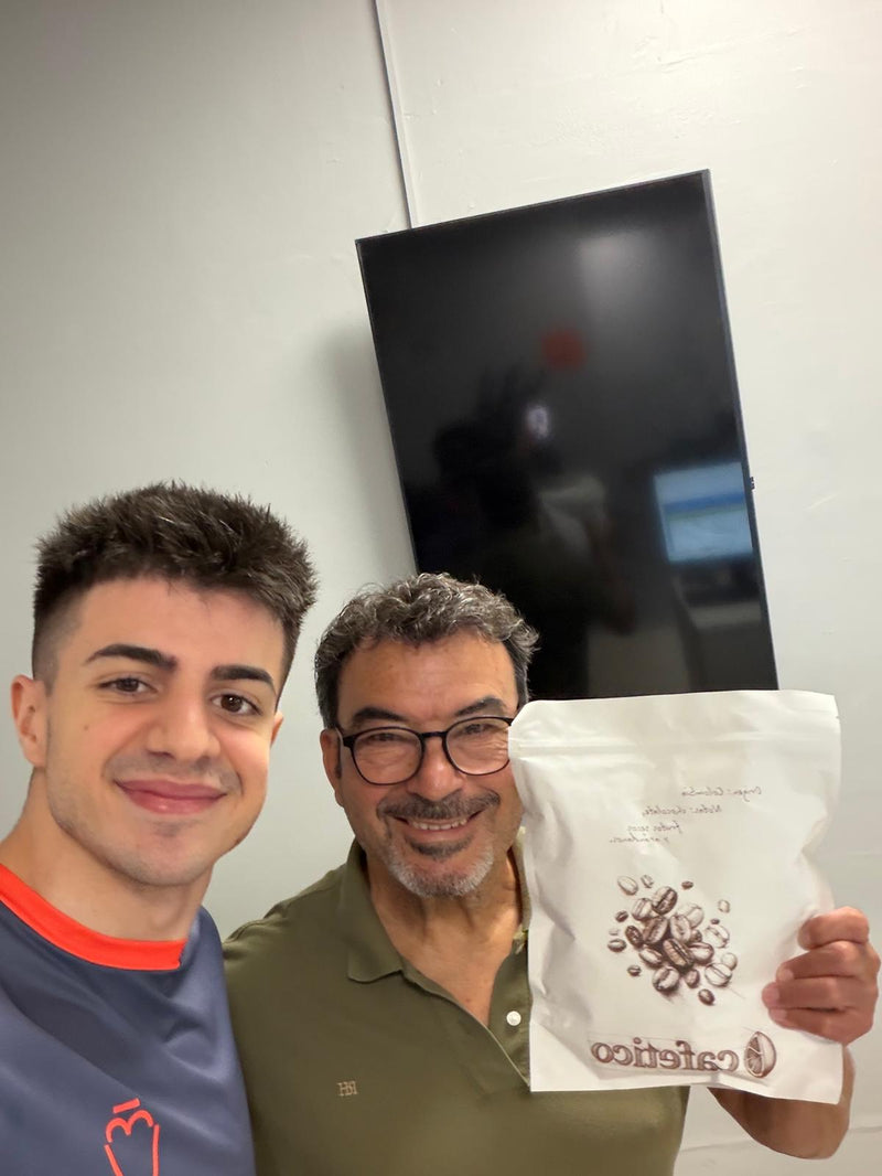 Cliente sonriente con su bolsa de Cafetico
