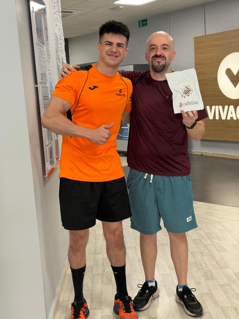 Cliente con su bolsa de Cafetico en el gimnasio