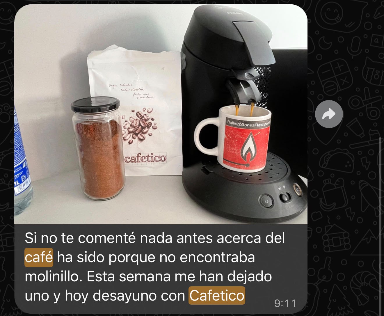 Bolsa de Cafetico junto a una cafetera preparando un café